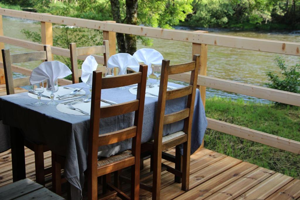 Výhled na řeku, která protéká v blízkosti hotelu