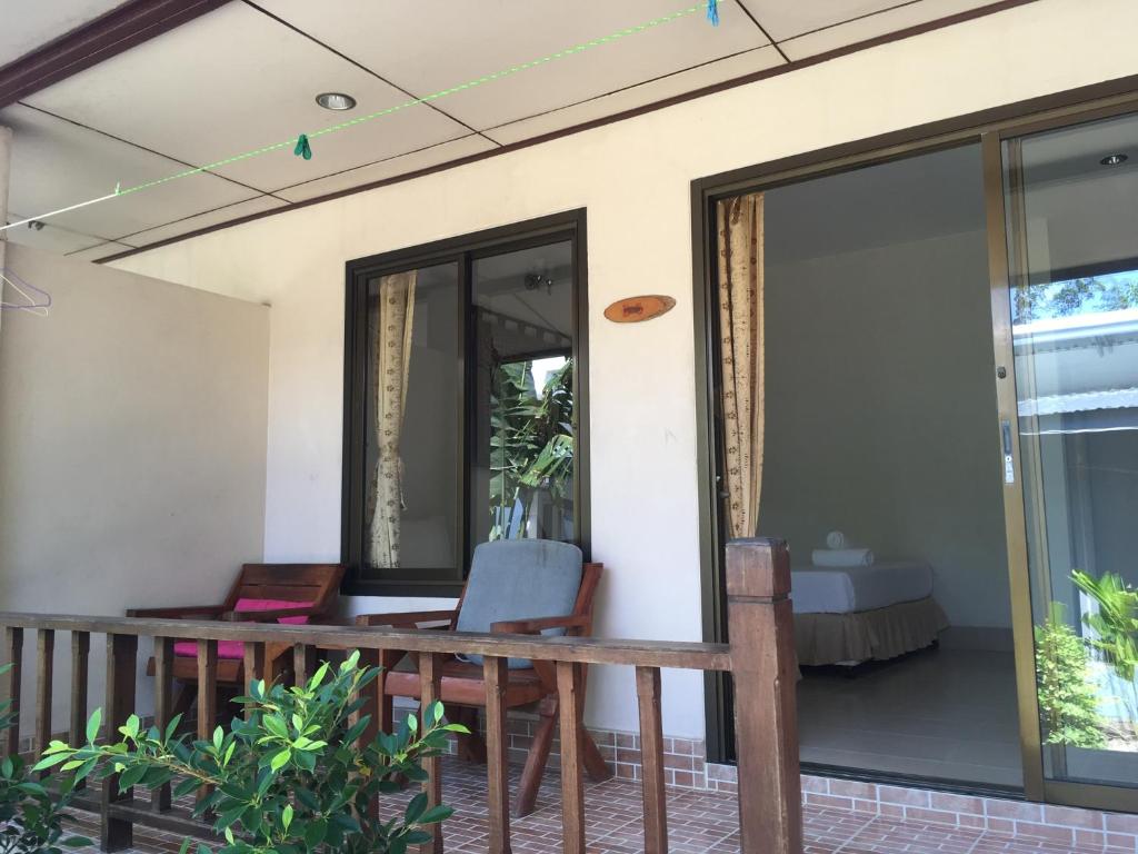 Casa con balcón con mesa y sillas en Magic Resort, en Lamai