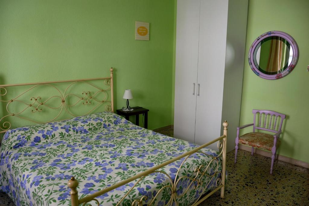 Tempat tidur dalam kamar di B&B Maria Montis