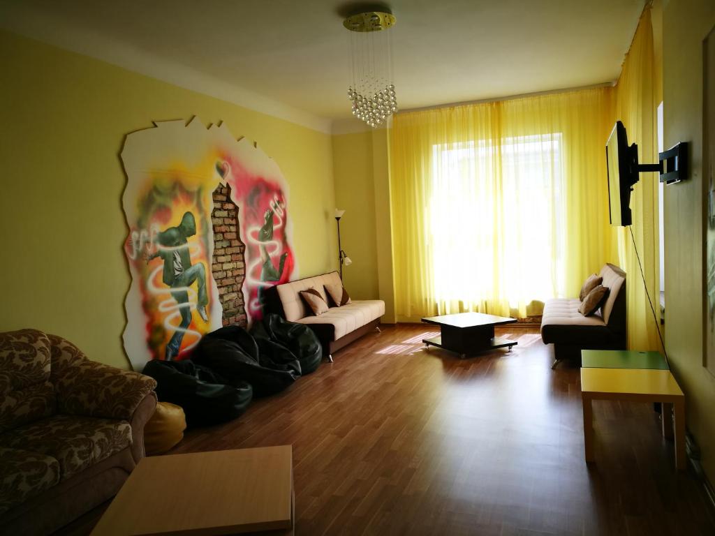 uma sala de estar com um sofá e uma mesa em Liela Guest Apartament em Liepāja