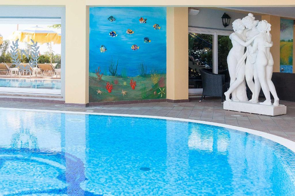 Bazén v ubytování Hotel Napoleon nebo v jeho okolí