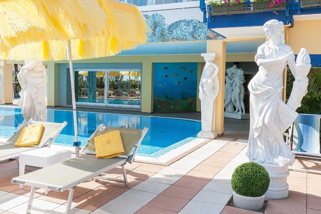 Bazén v ubytování Hotel Napoleon nebo v jeho okolí