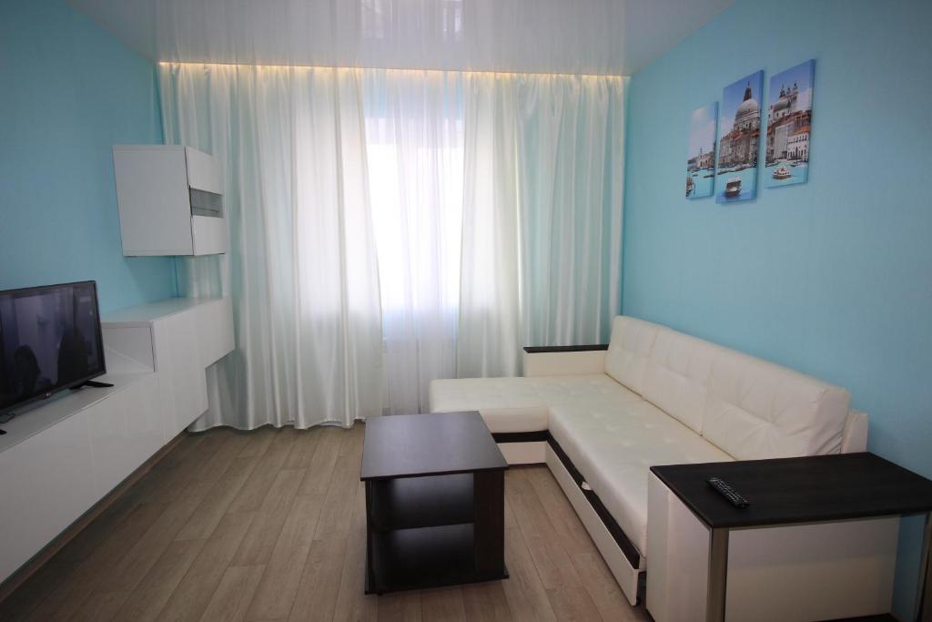スィクティフカルにあるComfort apartment "Venice"のリビングルーム(白いソファ、テレビ付)