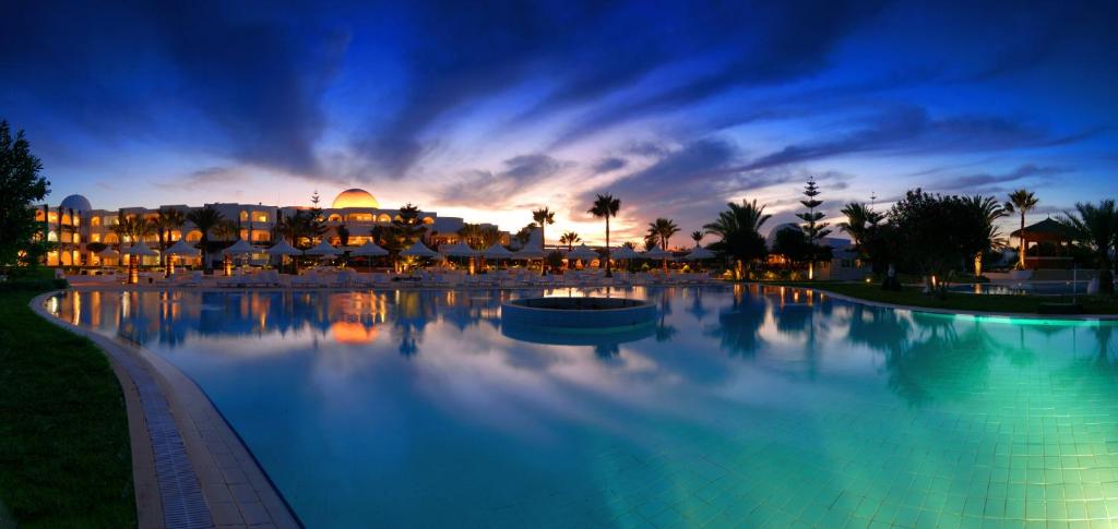 ein großer Pool vor einem Resort in der Unterkunft Djerba Plaza Thalasso & Spa in Midoun