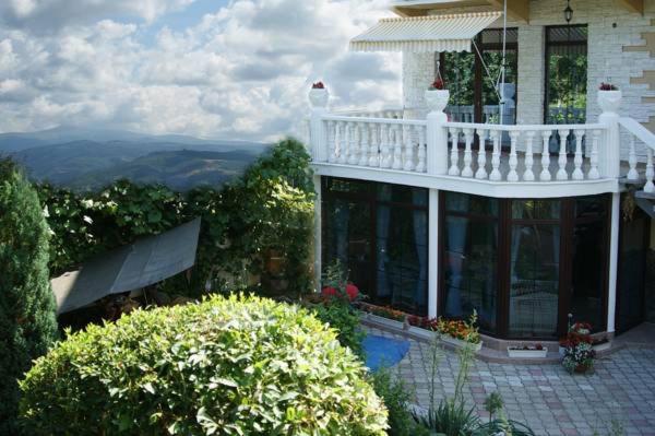 Casa bianca con balcone e vista sulle montagne. di Vip Sadyba Svalyava Apartment a Svalyava