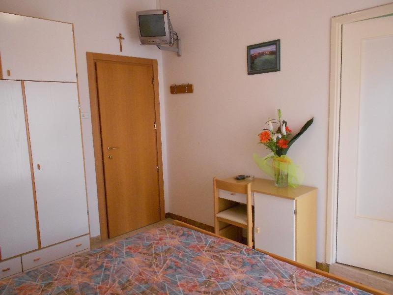Postel nebo postele na pokoji v ubytování Hotel Vevey
