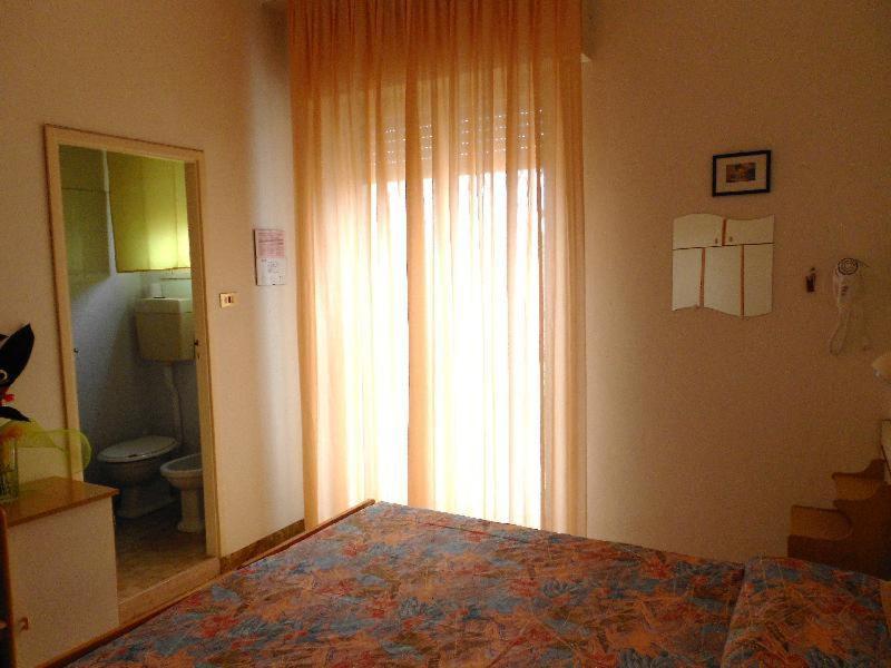 Postel nebo postele na pokoji v ubytování Hotel Vevey
