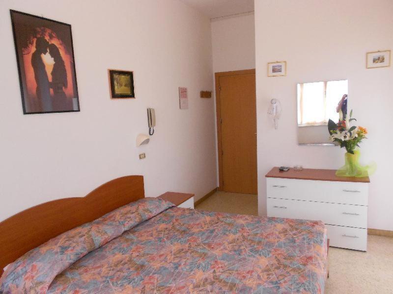 Postel nebo postele na pokoji v ubytování Hotel Vevey