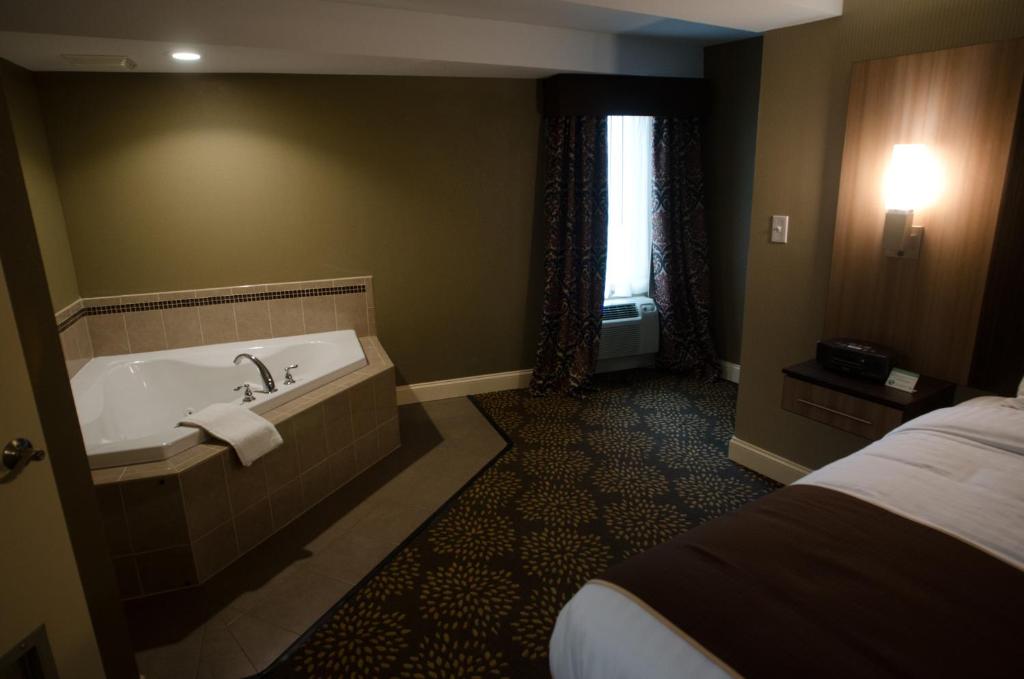 Una cama o camas en una habitación de Aashram Hotel by Niagara River