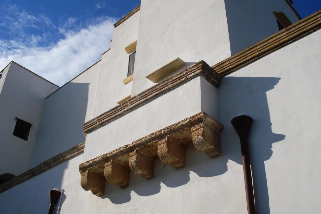 un edificio con una cornisa de piedra a un lado en Antica Residenza Estiva, en Sannicola