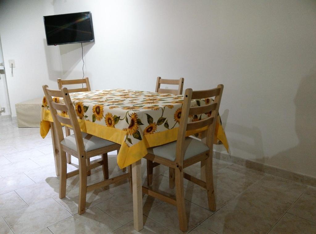 アヴェトラーナにあるcasa ad hocのダイニングルームテーブル(椅子2脚、テーブルクロス付)