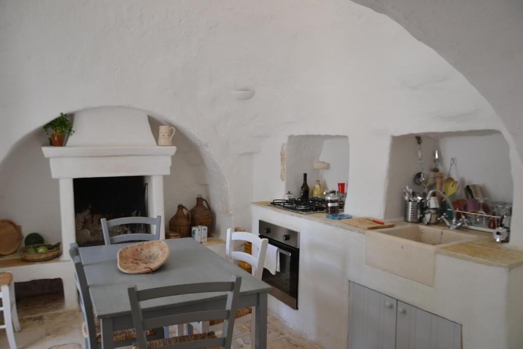 Kuchyň nebo kuchyňský kout v ubytování Trullo Piccola Contrada