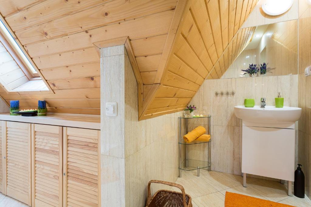 Kúpeľňa v ubytovaní Apartament Pomarańczowy z basenem i sauną