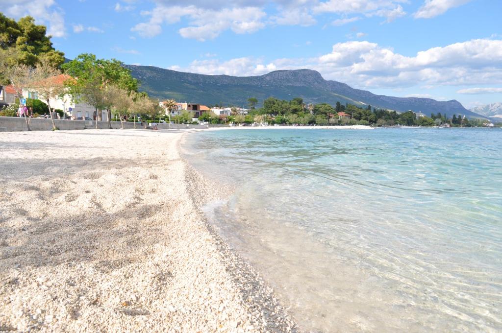 a view of a beach with the water at Apartmani Ujakovic in Kaštela