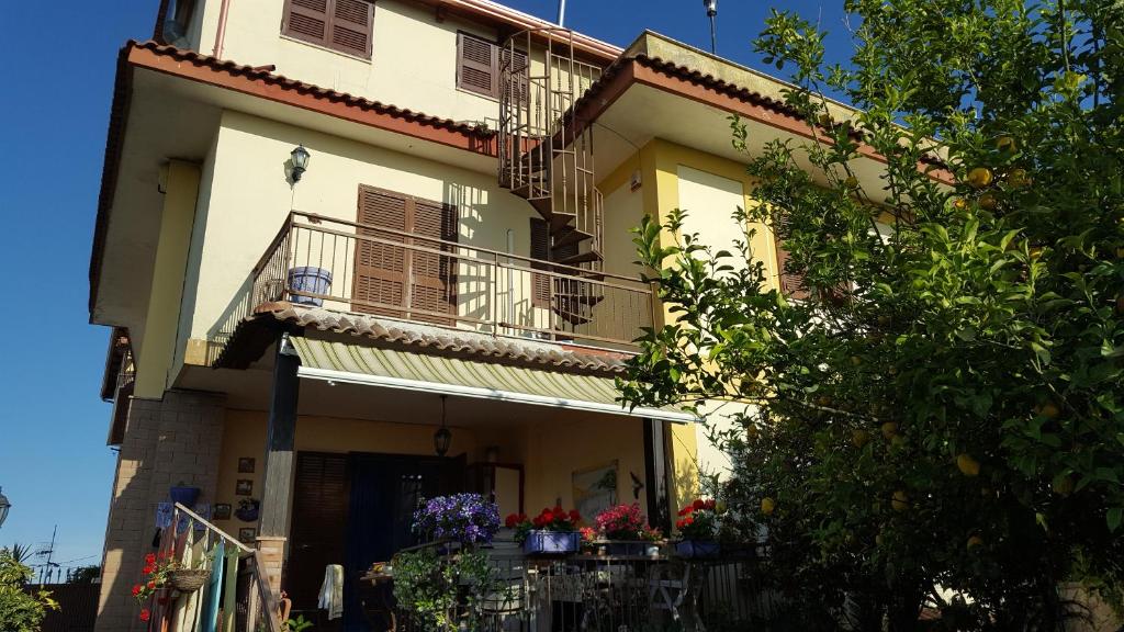 un edificio con un balcón con flores. en villa spina, en Nápoles