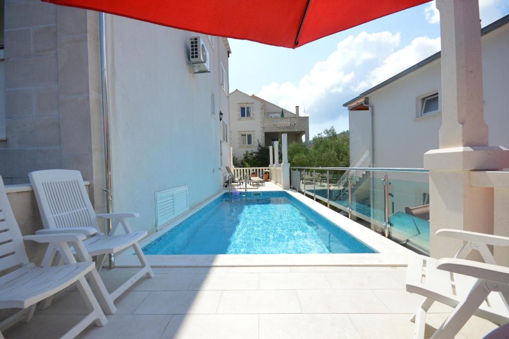 Bazén v ubytování Villa Castello Residence nebo v jeho okolí
