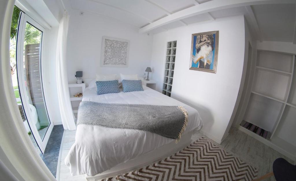 a small bedroom with a bed and a window at O Moinho da Roca in Azoia