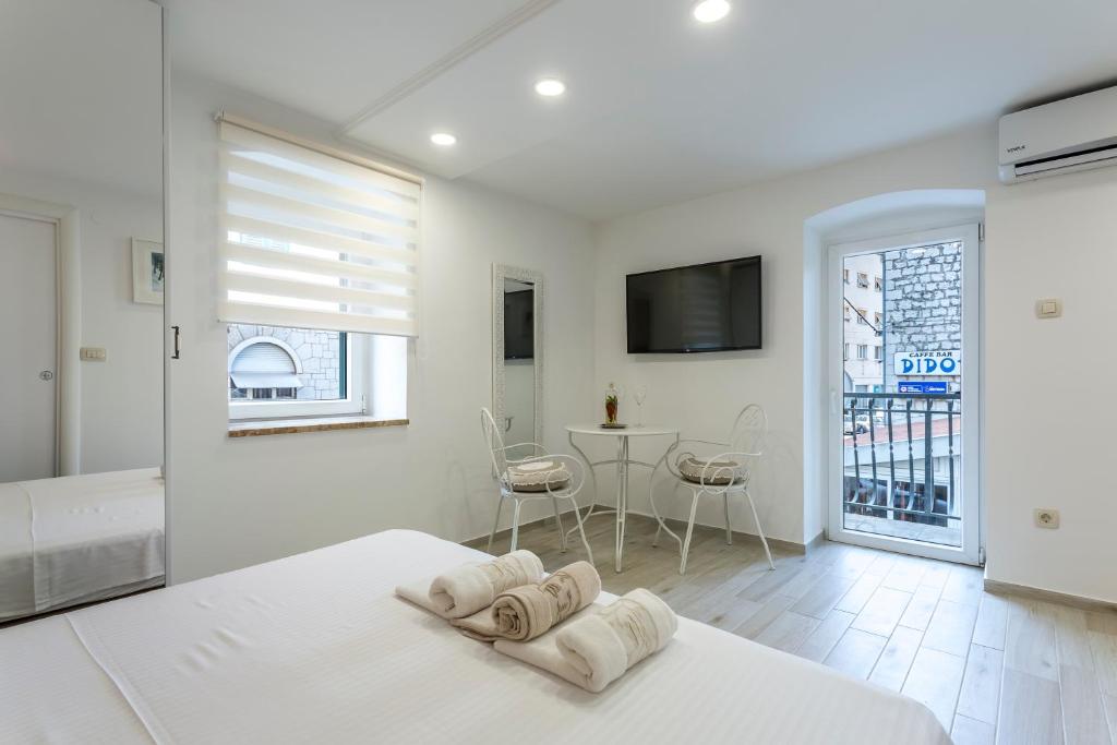 Posteľ alebo postele v izbe v ubytovaní Split Center Apartments