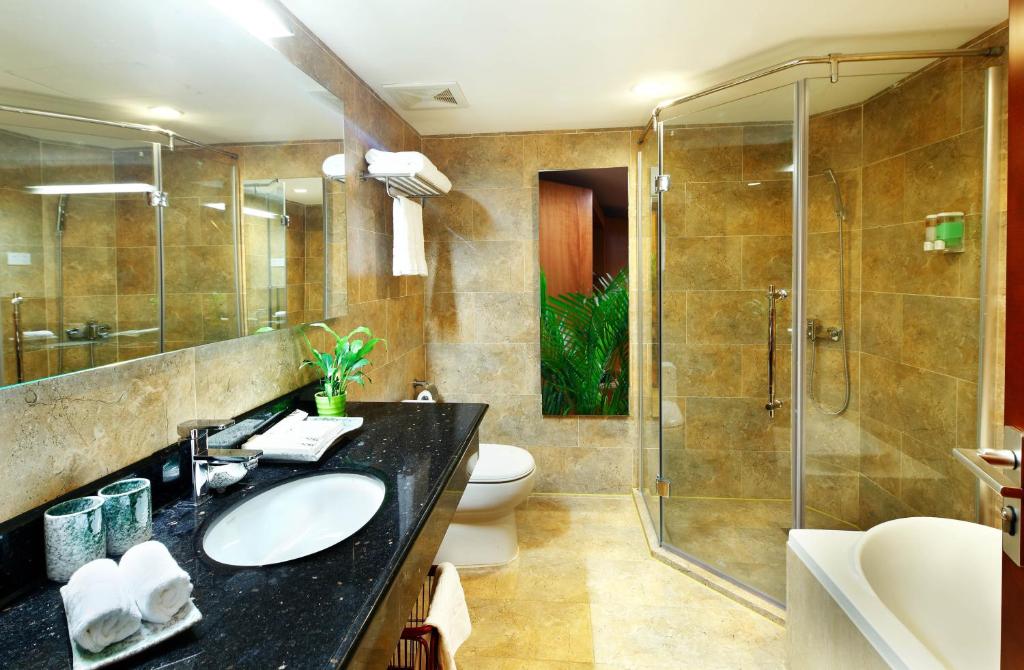 Ένα μπάνιο στο Guangzhou The Royal Garden Hotel