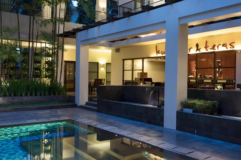 Bazén v ubytování Hotel Santika Premiere Malang nebo v jeho okolí