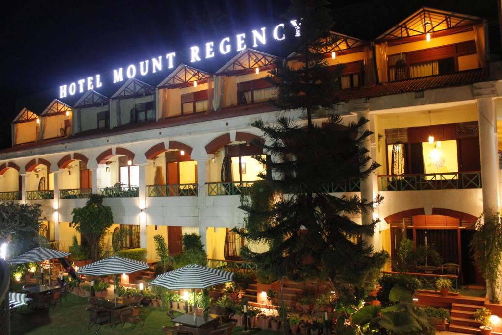 マウント・アブにあるHotel Mount Regency by SAHのホテルハントキーピングの看板を持つホテル