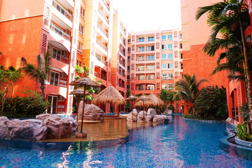 Bazén v ubytování Seven Seas Resort Pattaya & Sofa bed nebo v jeho okolí