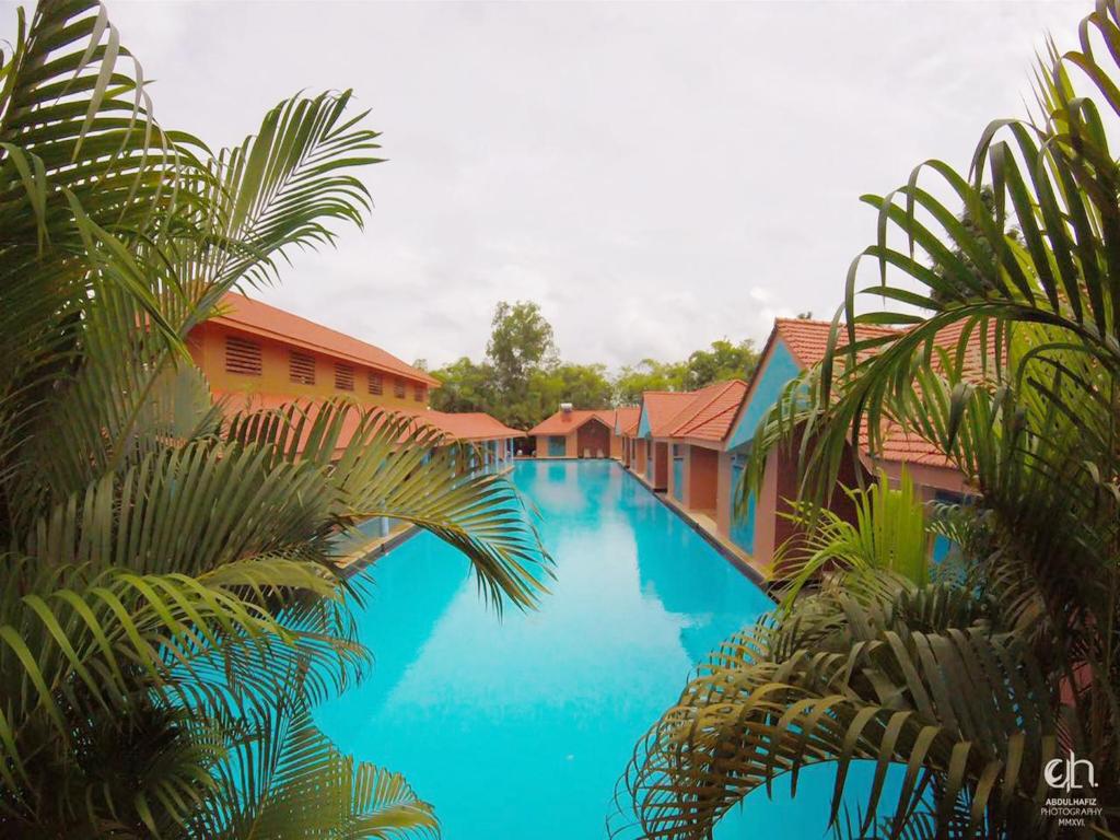 Bazén v ubytování SAJ Earth Resort & Convention Center , Kochi nebo v jeho okolí