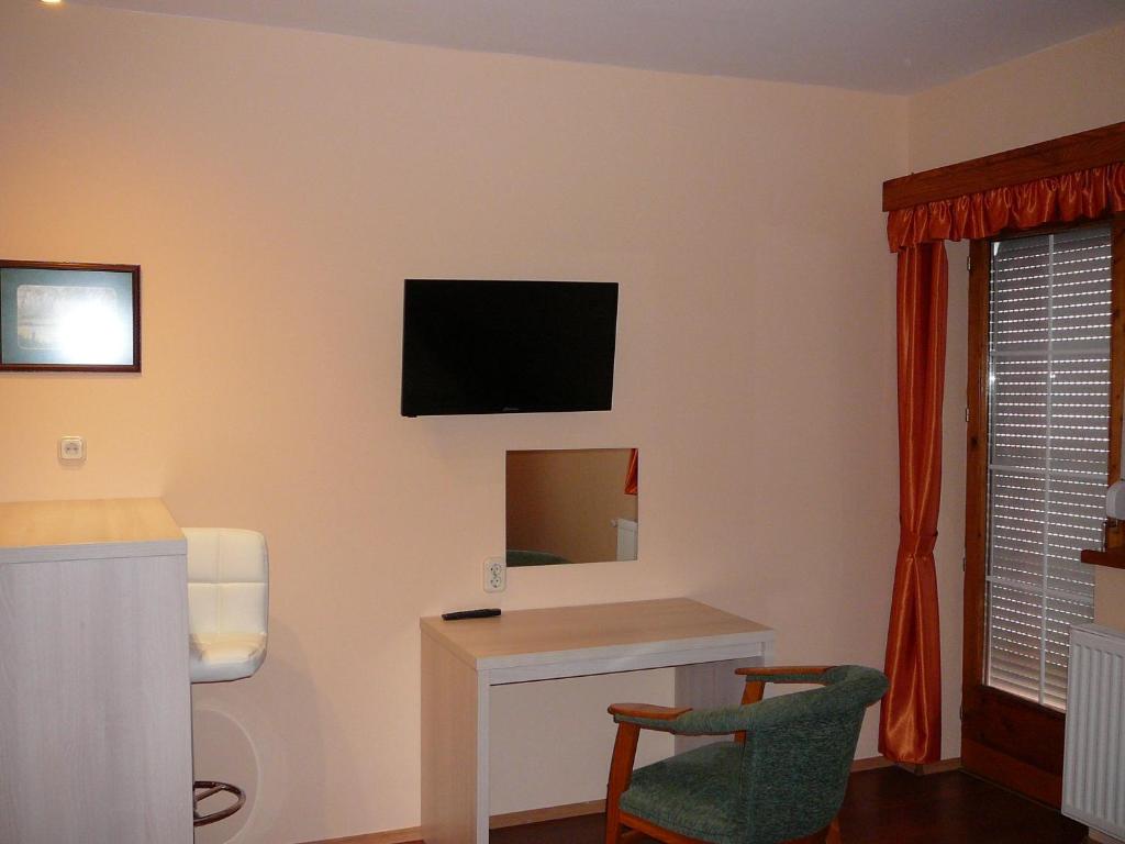 TV a/nebo společenská místnost v ubytování Ciklámen apartman