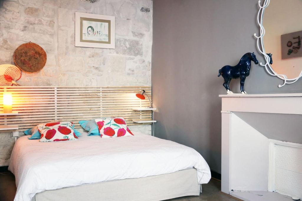 - une chambre avec un lit doté d'une statue de cheval dans l'établissement Appartement Saint Rémy de Provence, à Saint-Rémy-de-Provence