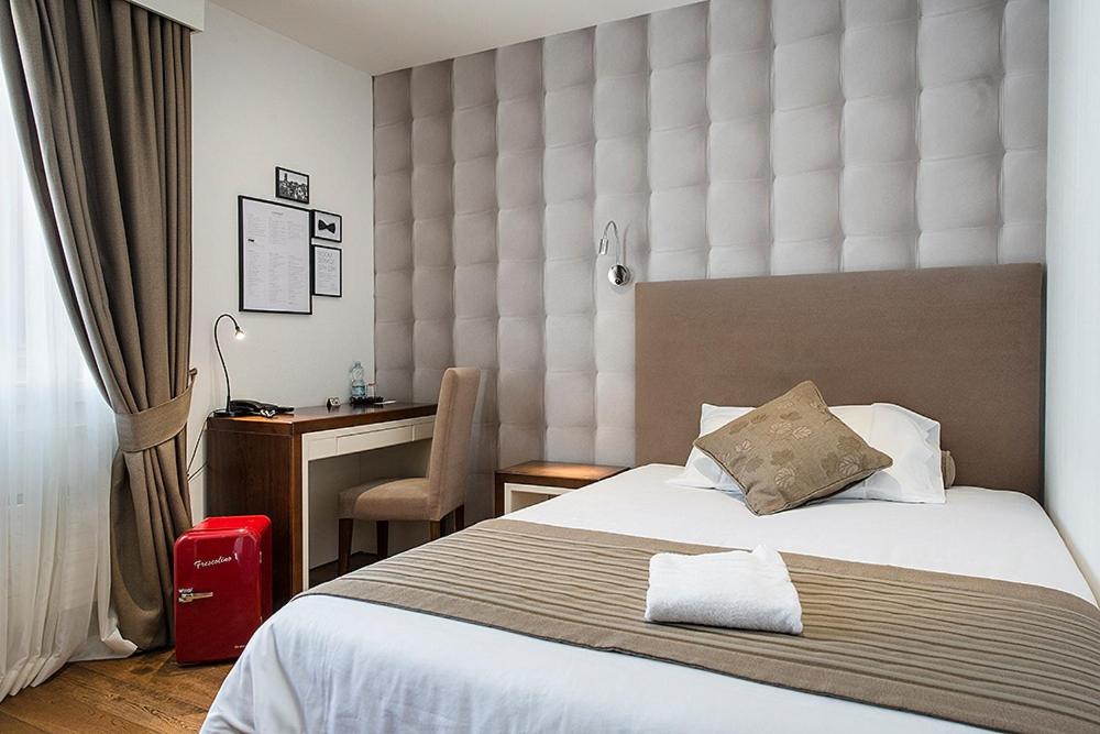 Ένα ή περισσότερα κρεβάτια σε δωμάτιο στο Hotel Alpha