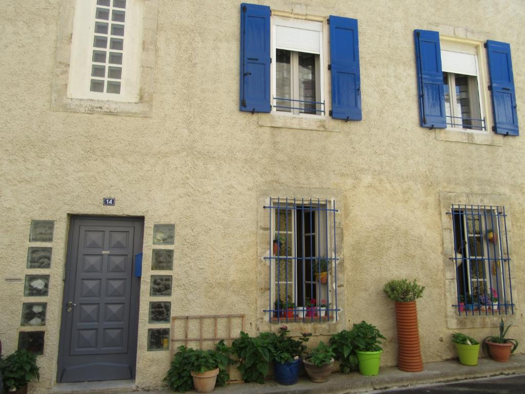 シジャンにあるChez Odileの青窓、扉、植物