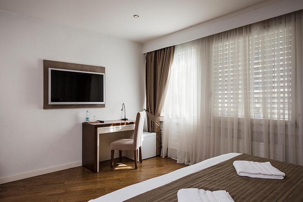 Μια τηλεόραση ή/και κέντρο ψυχαγωγίας στο Hotel Alpha
