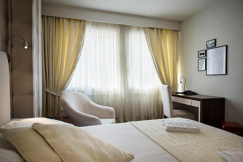 Ένα ή περισσότερα κρεβάτια σε δωμάτιο στο Hotel Alpha
