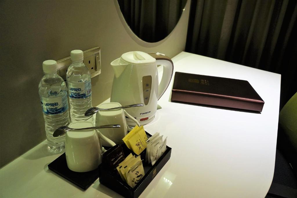 Příslušenství pro přípravu čaje a kávy v ubytování Greens Hotel & Suites
