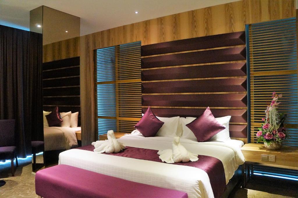 Postel nebo postele na pokoji v ubytování Greens Hotel & Suites
