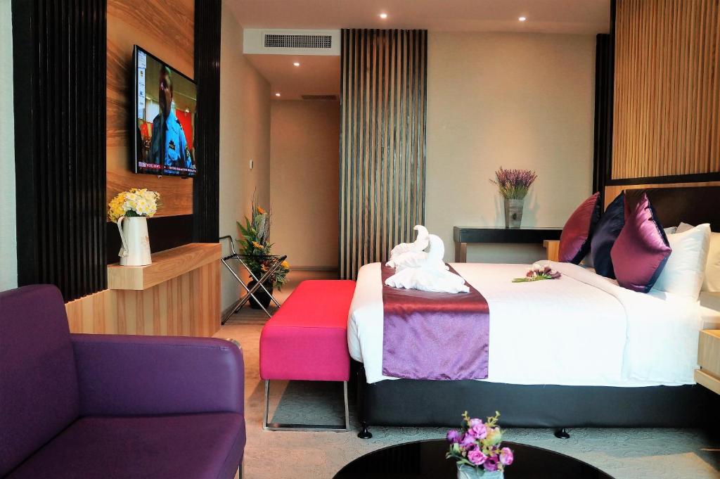 Postel nebo postele na pokoji v ubytování Greens Hotel & Suites
