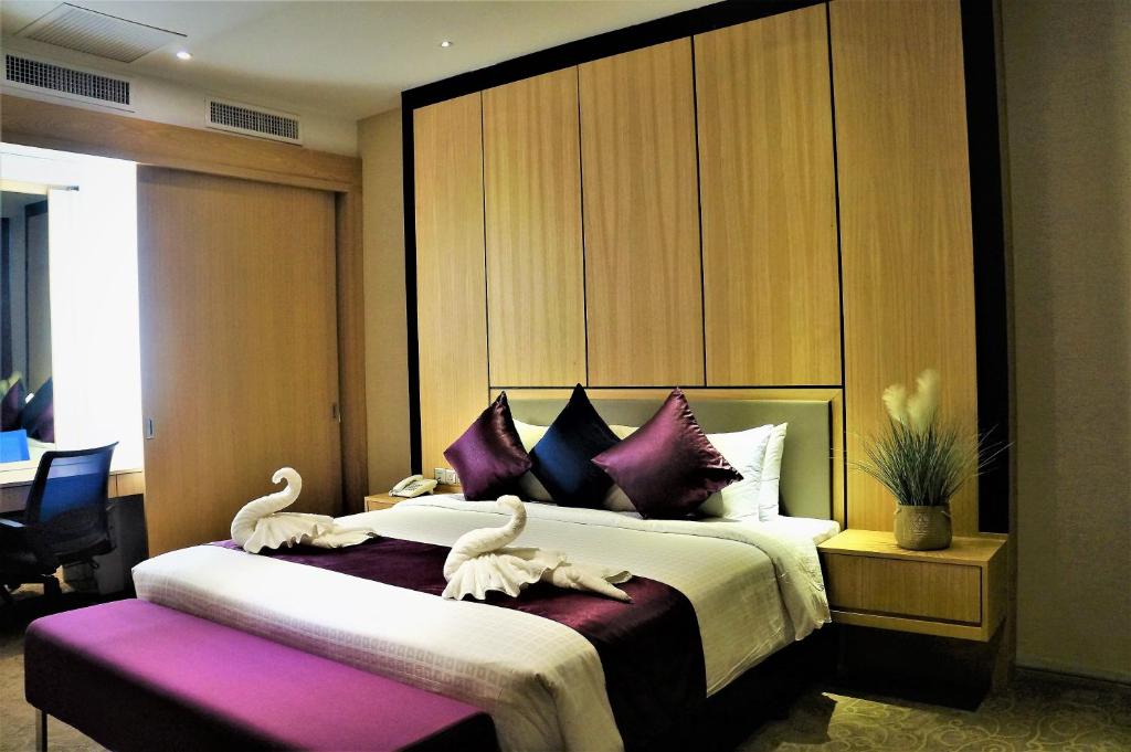 Postel nebo postele na pokoji v ubytování Greens Hotel & Suites