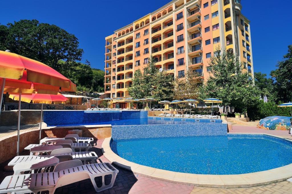 Πισίνα στο ή κοντά στο Kris Apartments at Paradise Green Park