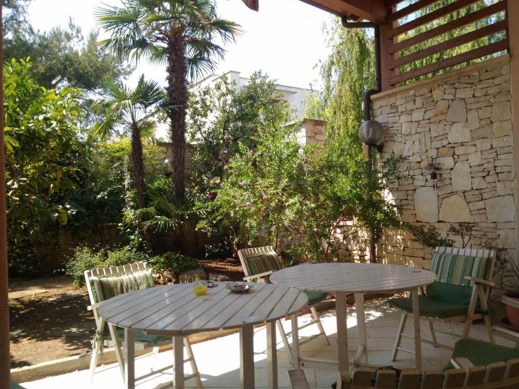 einen Holztisch und Stühle auf einer Terrasse in der Unterkunft La Pietra Smeraldina in Santo Spirito