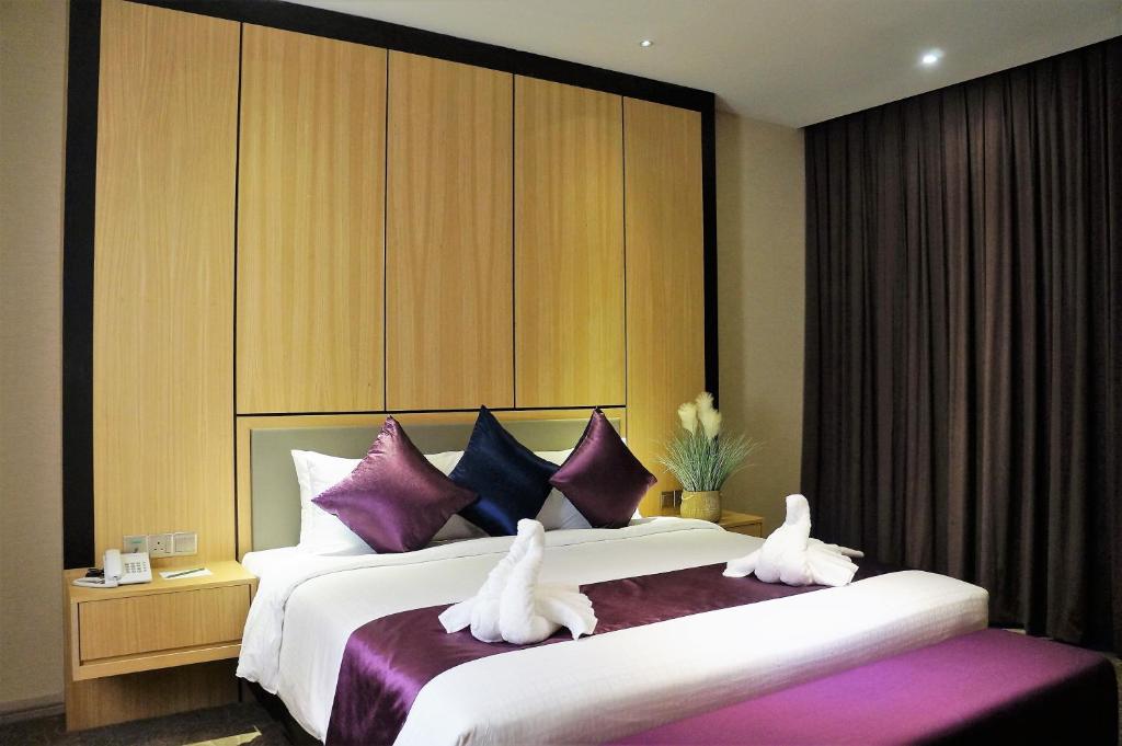 Postel nebo postele na pokoji v ubytování Greens Hotel & Suites