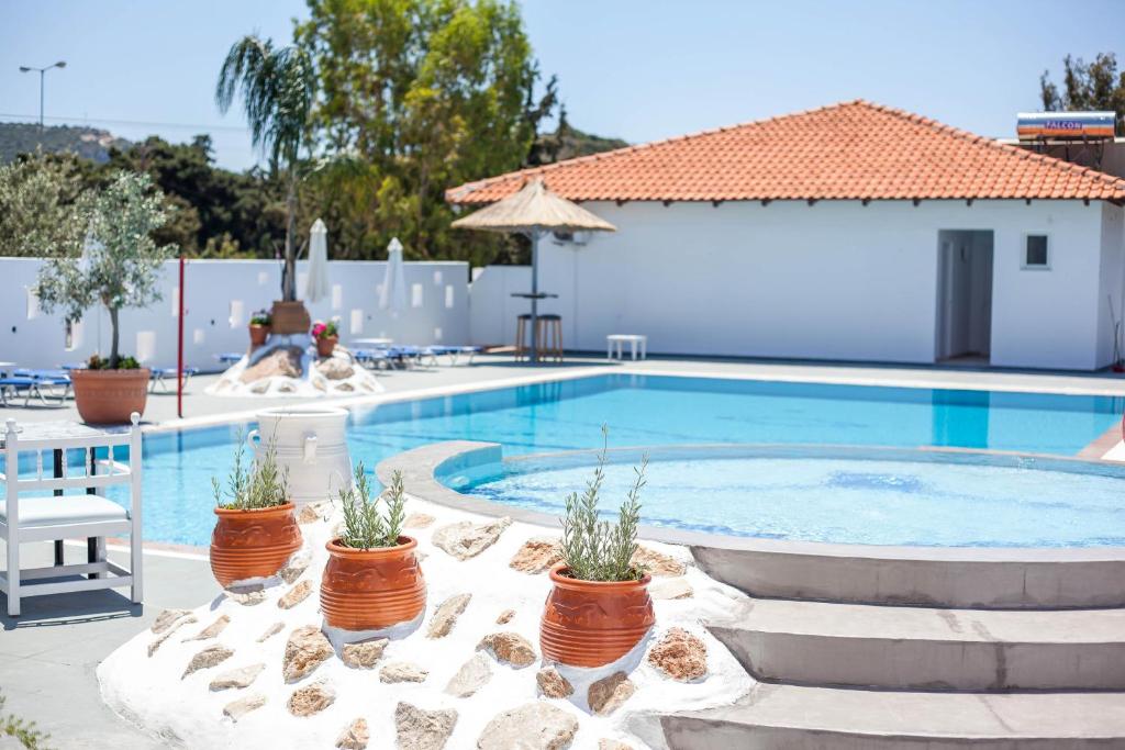 Bazén v ubytovaní Tinas Plus Hotel alebo v jeho blízkosti