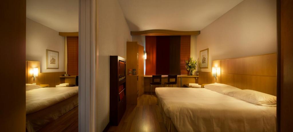 Łóżko lub łóżka w pokoju w obiekcie Hotel Rafael