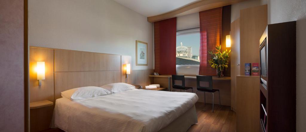 Łóżko lub łóżka w pokoju w obiekcie Hotel Rafael