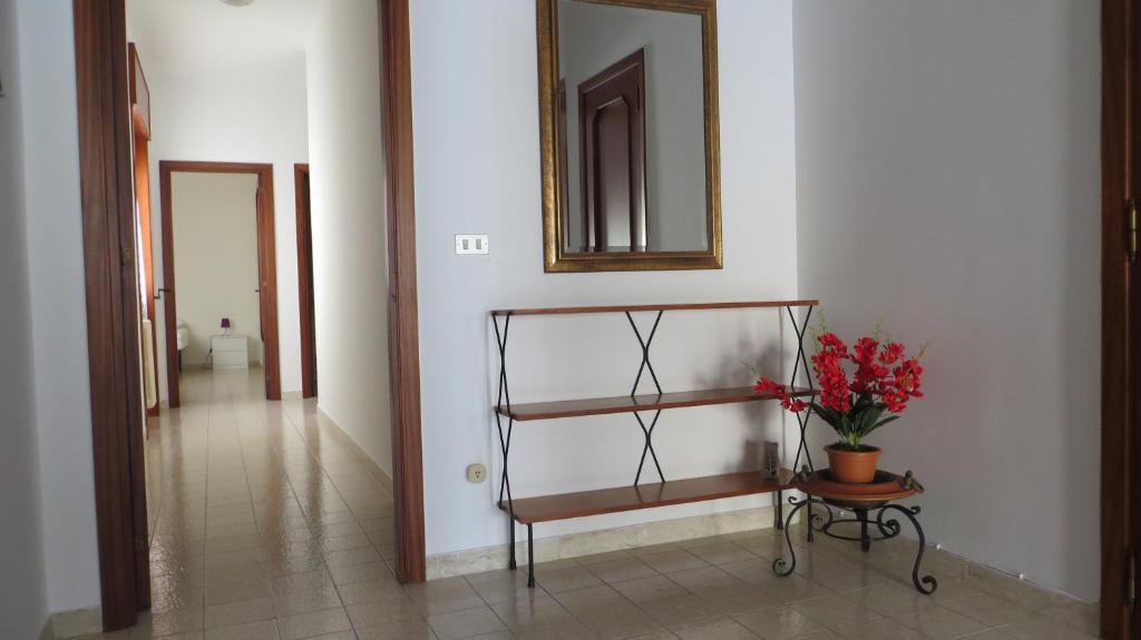 ガリポリにあるCentralissimo Perla Neraの廊下(テーブル、鏡、花瓶付)