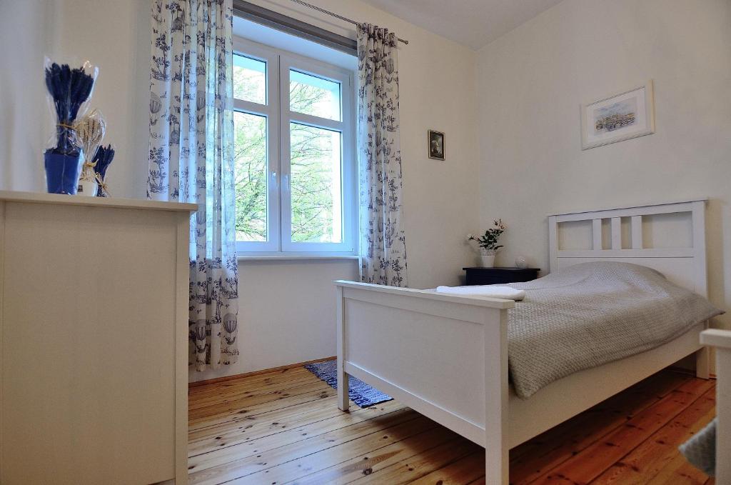 ソポトにあるVictus Apartamenty, Apartament Osloのベッドルーム(白いベッド1台、窓付)