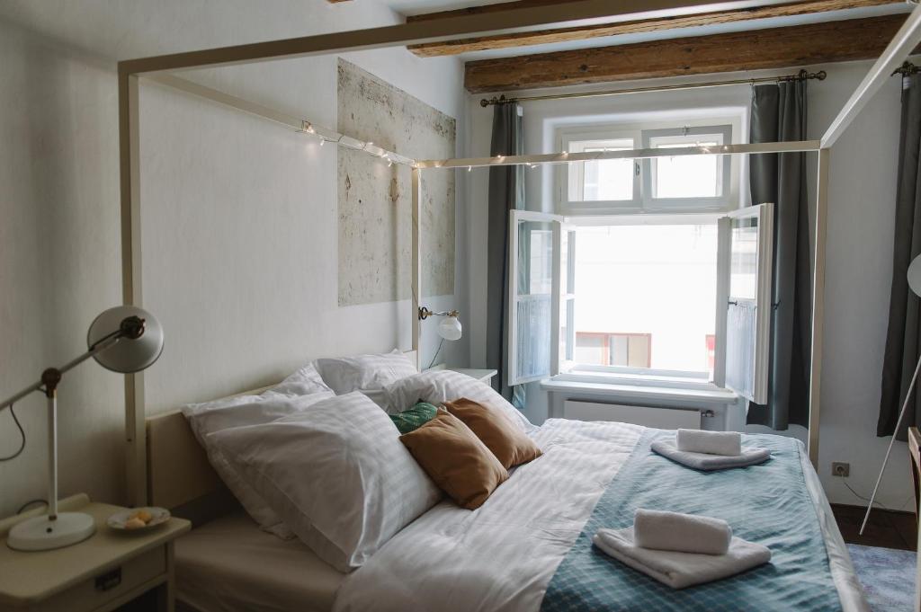 Postel nebo postele na pokoji v ubytování Miss Sophie's Olomouc - Boutique Hotel
