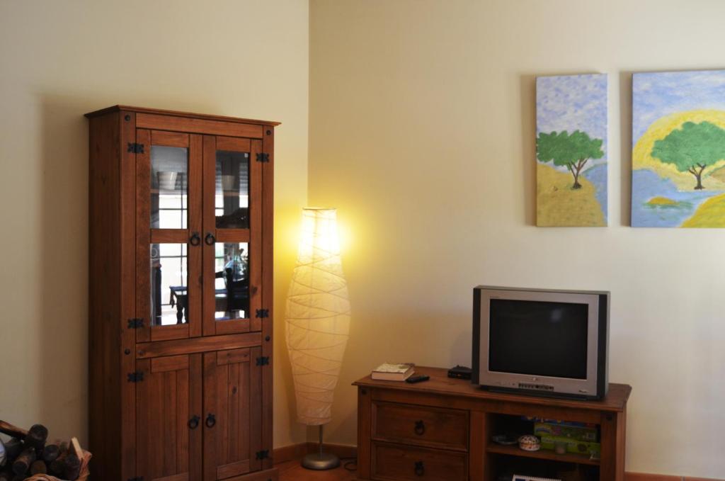 A television and/or entertainment centre at Hostal Refugio De Gredos