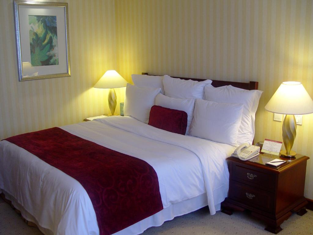 Postel nebo postele na pokoji v ubytování Clarion Hotel Tianjin