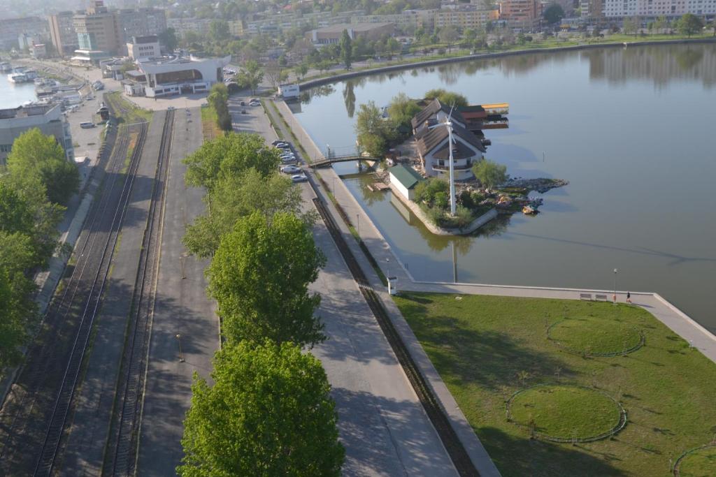 una vista aérea de un río y una ciudad en Hotel Insula en Tulcea