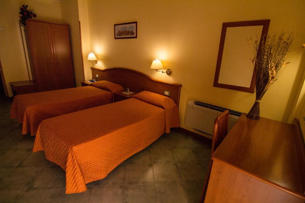 Postel nebo postele na pokoji v ubytování Hotel degli Amici